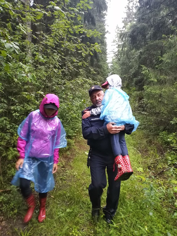 Спасатели ГКУ МО «Мособлпожспас» вывели из леса супружескую пару с ребенком