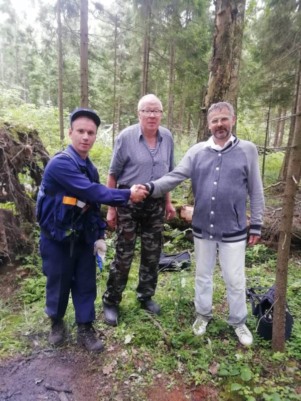 Спасатели ГКУ МО «Мособлпожспас» вывели из леса двух потерявшихся мужчин
