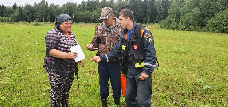 Спасатели ГКУ МО «Мособлпожспас» вывели из леса заблудившуюся семейную пару