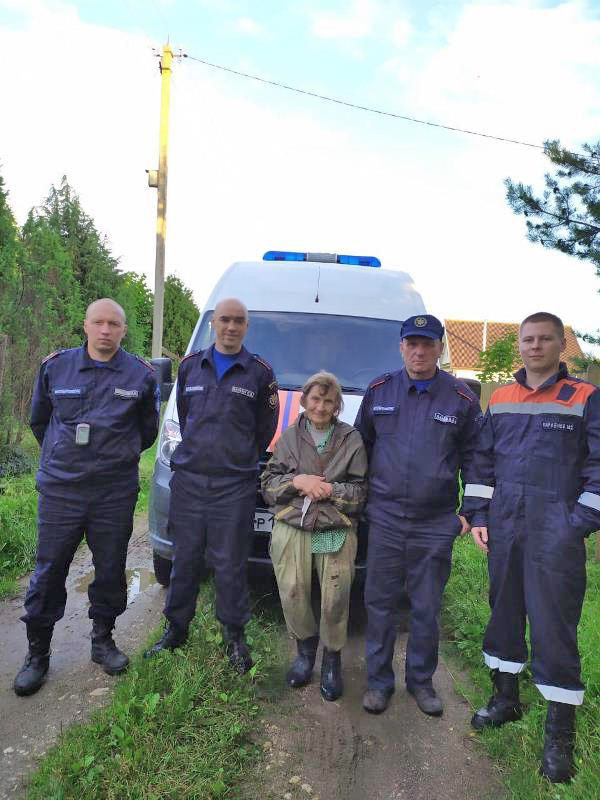 Спасатели ГКУ МО «Мособлпожспас» вывели пенсионерку из леса