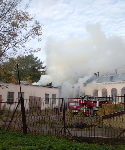 Пожарные ГКУ МО «Мособлпожспас» приняли участие в тушении пожара на территории бывшей усадьбы князей Голицыных