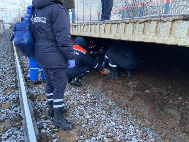Спасатели ГКУ МО «Мособлпожспас» вытащили мужчину, упавшего под перрон железнодорожной станции