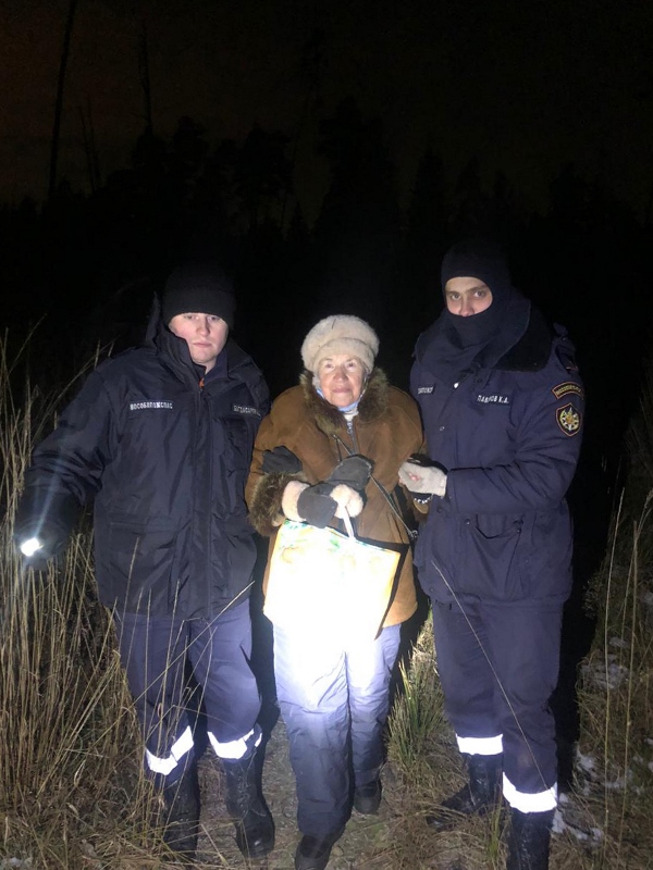 Спасатели ГКУ МО «Мособлпожспас» вывели из леса заблудившуюся 84-летнюю женщину