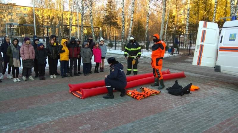Работники поисково-спасательного отряда №29 ГКУ МО «Мособлпожспас» провели урок безопасности в школе