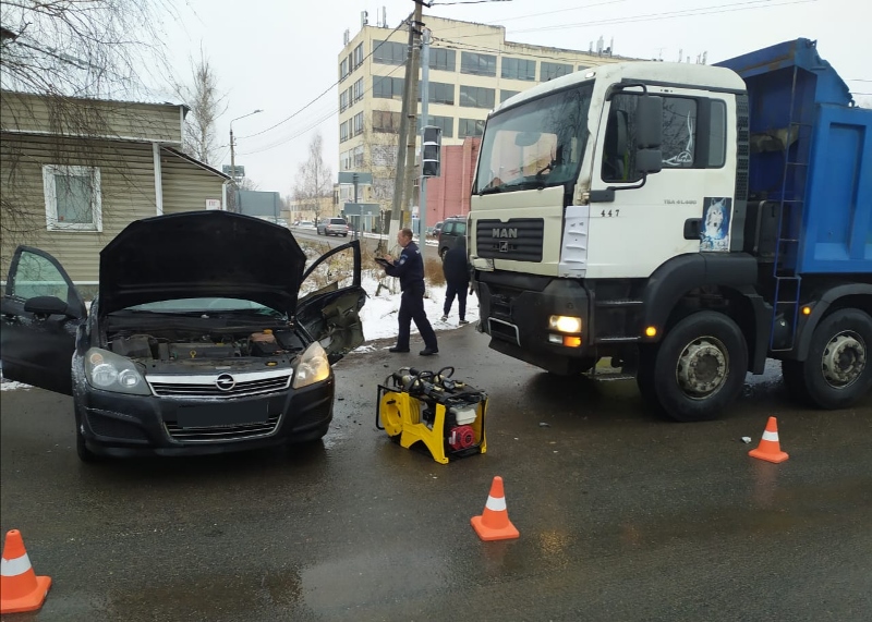 Спасатели ГКУ МО «Мособлпожспас» деблокировали женщину, пострадавшую в ДТП
