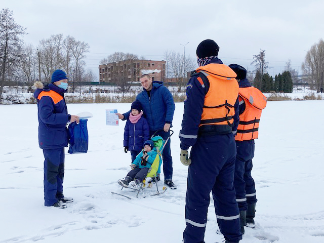 Дубненские спасатели напомнили рыбакам о правилах безопасного поведения на льду