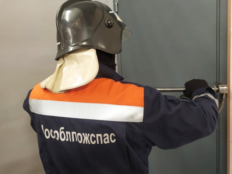 Спасатели ГКУ МО «Мособлпожспас» деблокировали дверь квартиры, где находилась обездвиженная женщина