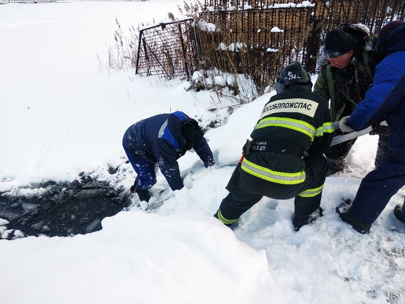 Работники ГКУ МО «Мособлпожспас» спасли рыбака, который провалился под лед на озере в Электрогорске