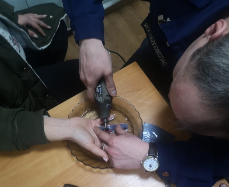 Спасатели ГКУ МО «Мособлпожспас» сняли кольцо, застрявшее на пальце женщины