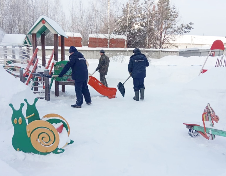Работники ГКУ МО «Мособлпожспас» помогли шатурцам ликвидировать последствия снегопада