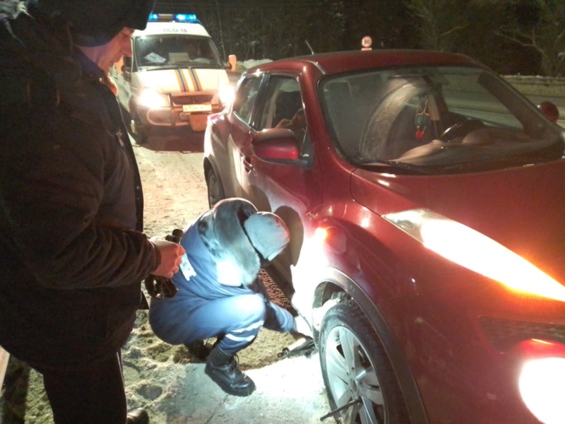 Спасатели ГКУ МО «Мособлпожспас» помогли женщине заменить неисправное колесо автомобиля