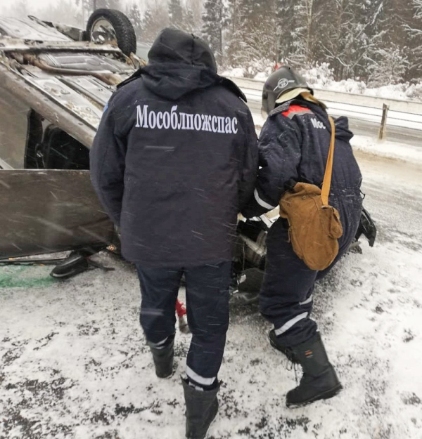 Спасатели ГКУ МО «Мособлпожспас» оказали помощь мужчине, пострадавшему в ДТП