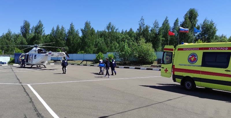 Спасатели ГКУ МО «Мособлпожспас» обеспечили безопасность посадки санитарного вертолета в Ногинске