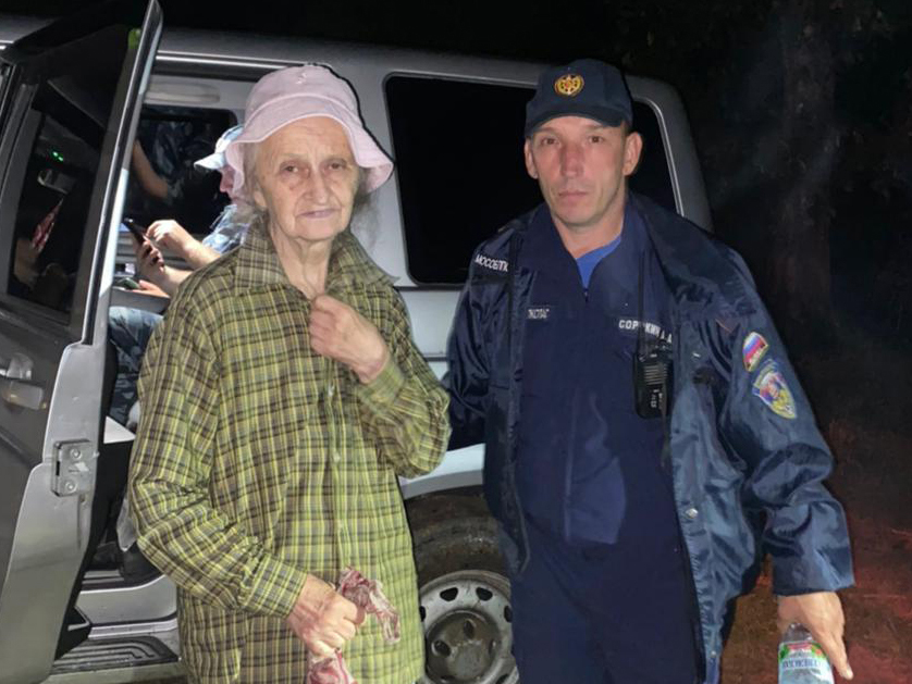 Спасатели ГКУ МО «Мособлпожспас» вывели из леса пожилую женщину
