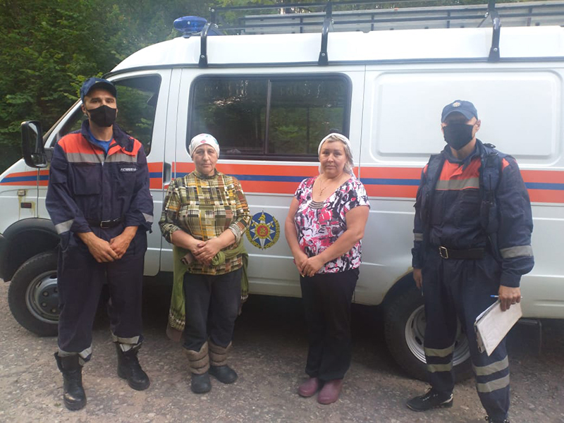 Работники ГКУ МО «Мособлпожспас» нашли и вывели из леса двух заблудившихся женщин