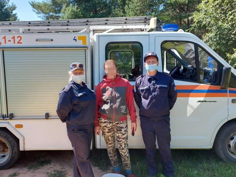 Спасатели ГКУ МО «Мособлпожспас» вывели потерявшуюся женщину из леса