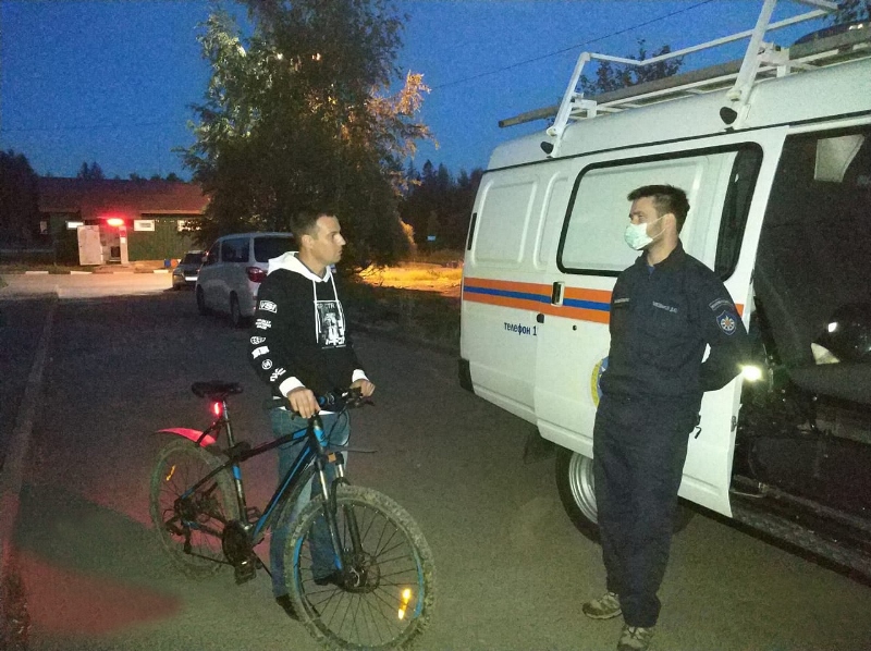 Спасатели ГКУ МО «Мособлпожспас» вывели из леса велосипедиста