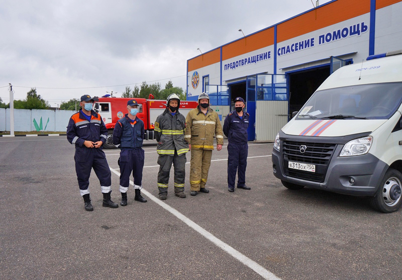 Работники ГКУ МО «Мособлпожспас» обеспечили безопасность посадки санитарного вертолета в Ногинске