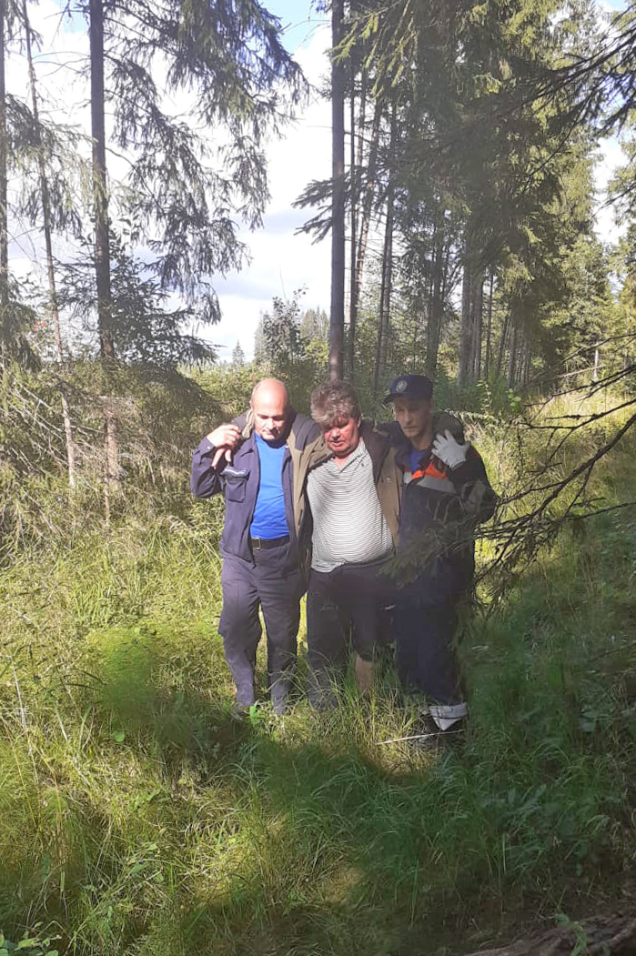 Работники ГКУ МО «Мособлпожспас» вывели из леса мужчину с травмой ноги