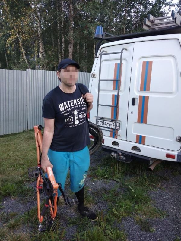 Спасатели ГКУ МО «Мособлпожспас» вывели из леса заблудившегося велосипедиста