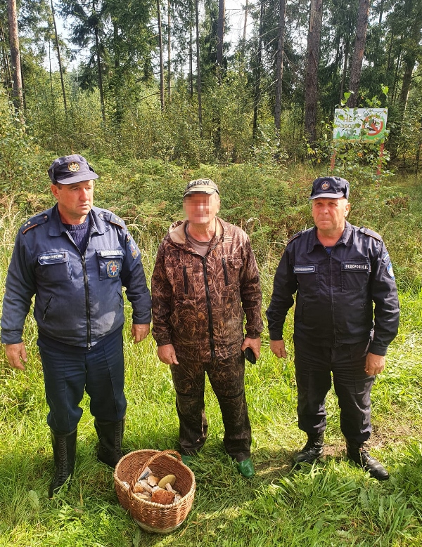 Спасатели ГКУ МО «Мособлпожспас» вывели из леса заблудившегося мужчину