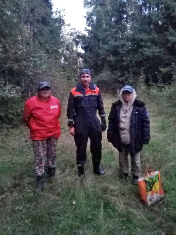 Работники ГКУ МО «Мособлпожспас» вывели из леса двух заблудившихся пожилых женщин