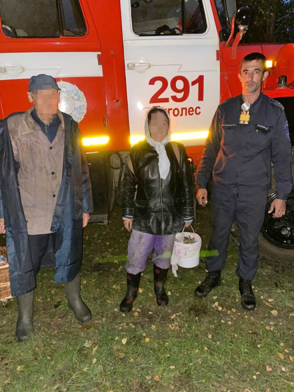 Работники ГКУ МО «Мособлпожспас» нашли и вывели из леса двух пожилых людей