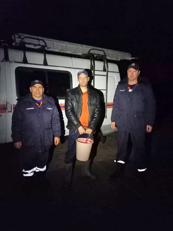 Спасатели ГКУ МО «Мособлпожспас» вывели из леса заблудившегося грибника