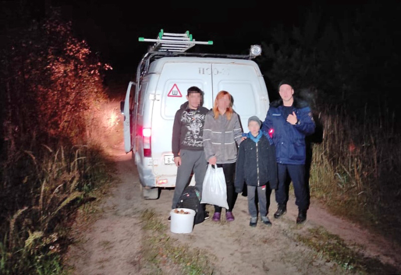 Спасатели ГКУ МО «Мособлпожспас» вывели из леса заблудившуюся семью грибников