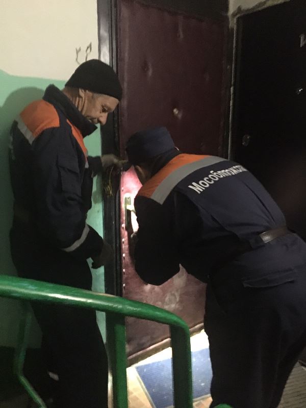 Работники ГКУ МО «Мособлпожспас» деблокировали дверь в квартиру, где находился 8-летний ребенок