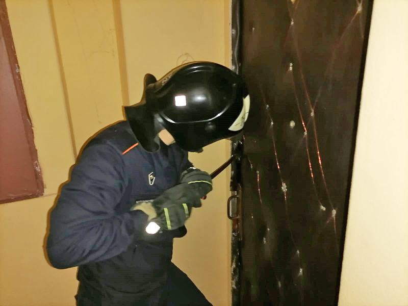 Спасатели ГКУ МО «Мособлпожспас» деблокировали дверь в квартиру, где находилась пожилая женщина