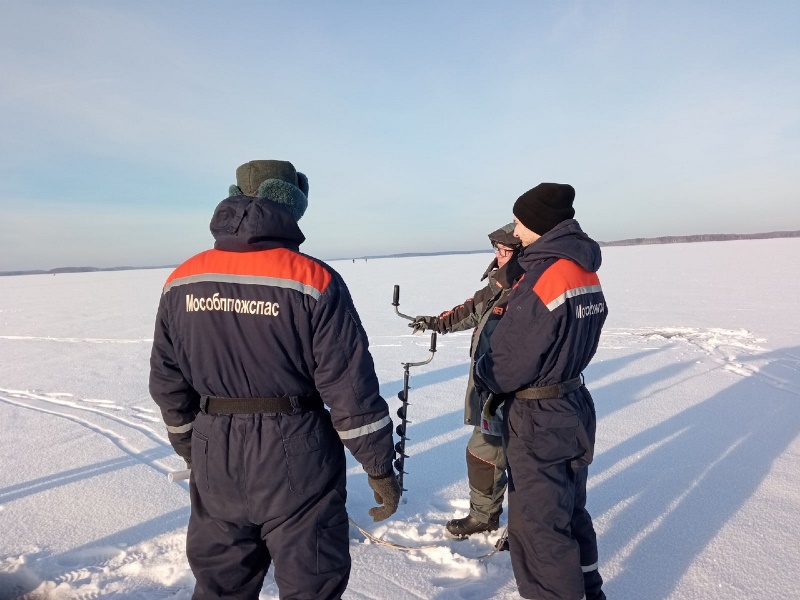 Вытаскивать людей, провалившихся под лед, спасателям "Мособлпожспас" помогает "Хивус"