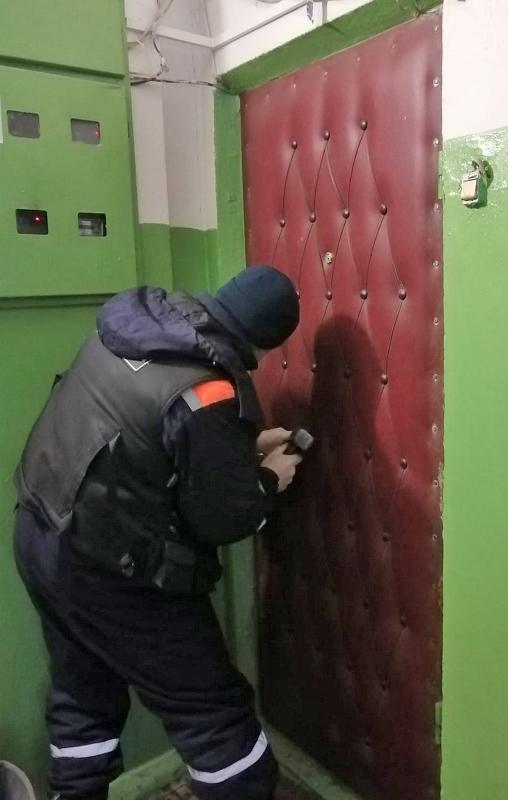 Спасатели ГКУ МО «Мособлпожспас» деблокировали дверь в квартиру, где находилась обездвиженная пенсионерка