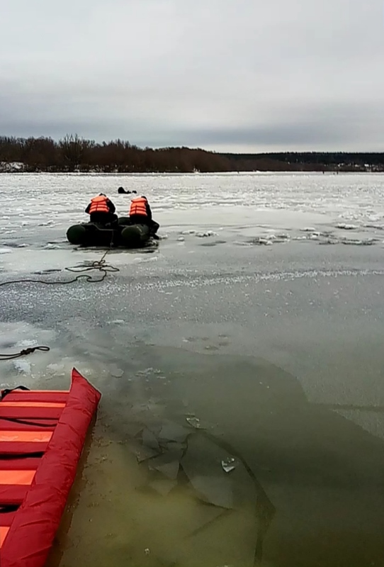 Работники ГКУ МО «Мособлпожспас» спасли беспомощного пенсионера с льдины на реке Оки