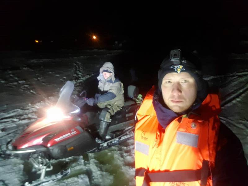 Работники ГКУ МО «Мособлпожспас» оказали помощь двум рыбакам, застрявшим на льдине на сломанном снегоходе