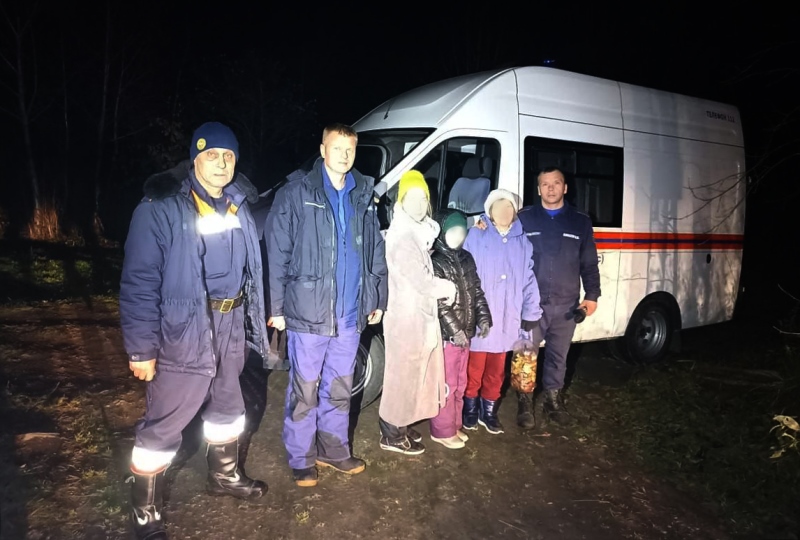 Работники ГКУ МО «Мособлпожспас» вывели из талдомского леса двух заблудившихся женщин с ребенком