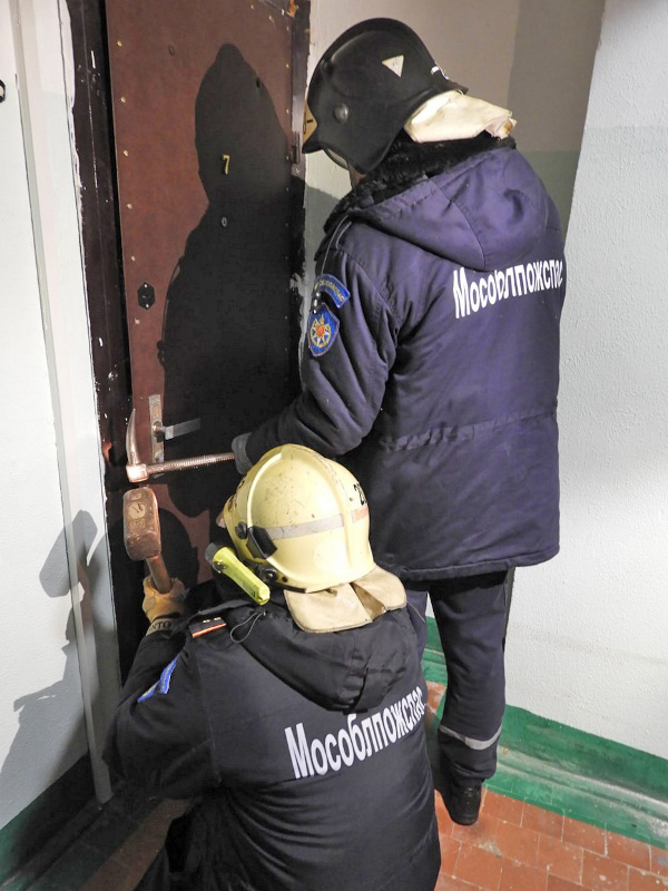 Работники ГКУ МО «Мособлпожспас» деблокировали дверь квартиры, в которой находился 90-летний мужчина