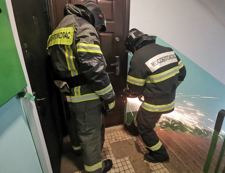 Спасатели ГКУ МО «Мособлпожспас» деблокировали дверь в квартиру, где находился пожилой человек без сознания