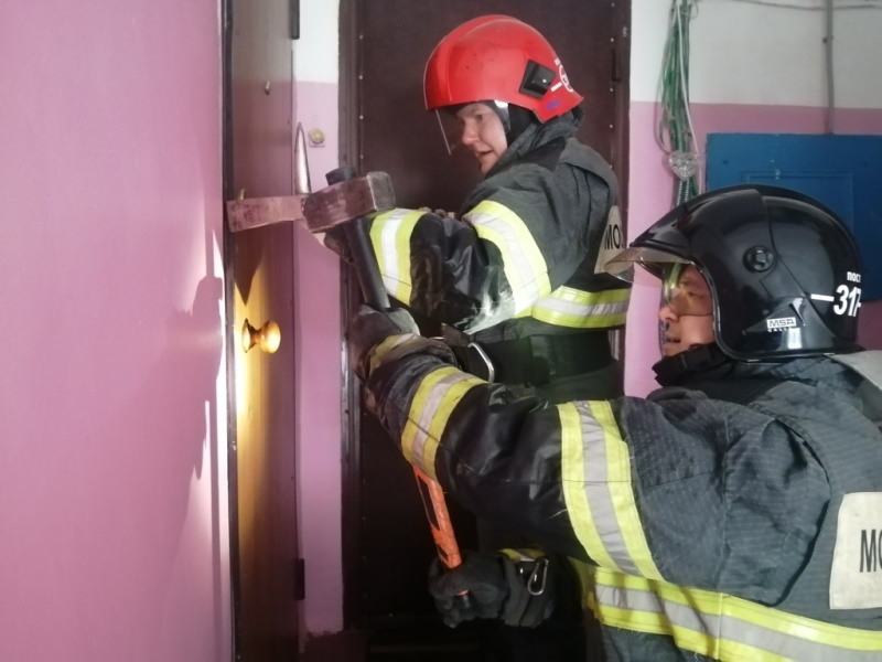 Спасатели ГКУ МО «Мособлпожспас» освободили из запертой квартиры больную женщину