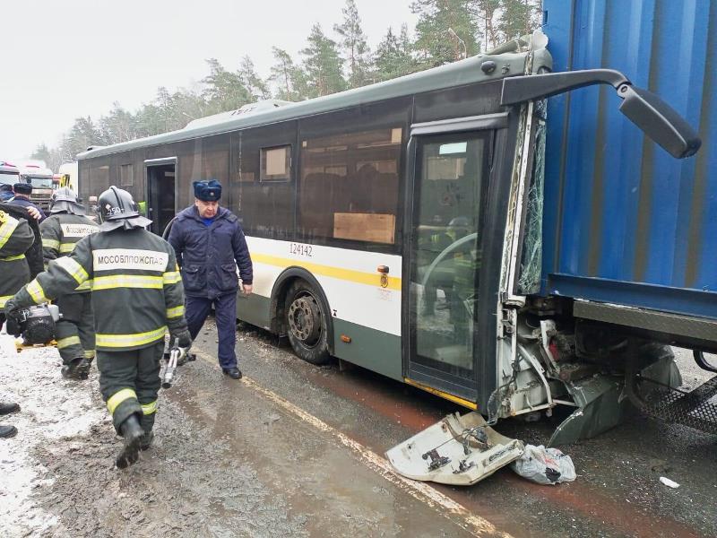 Работники ГКУ МО «Мособлпожспас» ликвидировали последствия ДТП с пассажирским автобусом