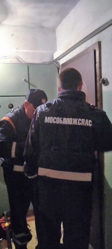 Работники ГКУ МО «Мособлпожспас» деблокировали дверь квартиры, в которой находился больной мужчина