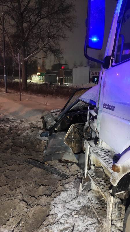 Спасатели ГКУ МО «Мособлпожспас» оказали помощь пострадавшим в ДТП с участием легковушки и грузовика