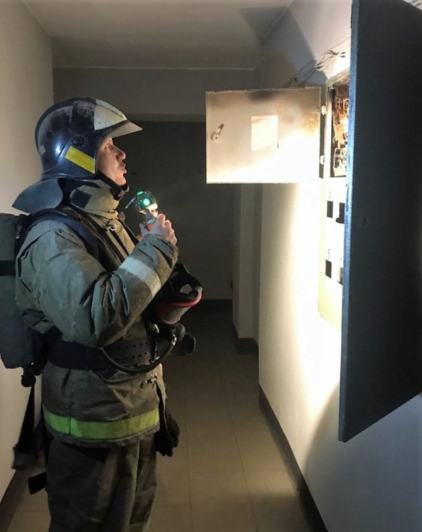 Огнеборцы ГКУ МО «Мособлпожспас» эвакуировали людей из многоэтажки, где загорелись электрощиты