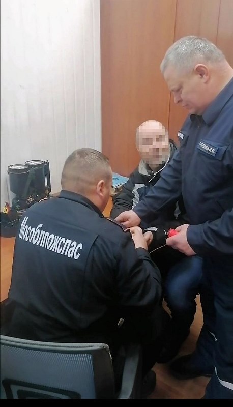 Спасатели ГКУ МО «Мособлпожспас» трижды за сутки помогли жителям Волоколамска снять кольца с пальцев