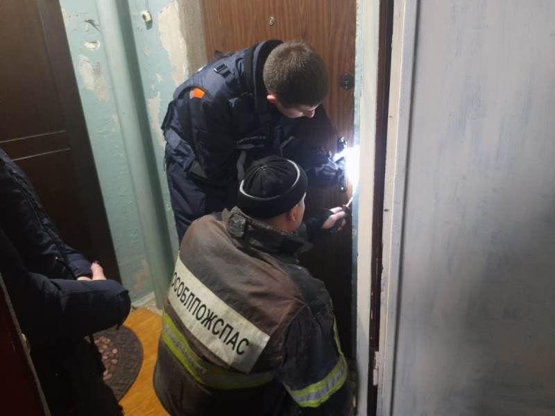 Работники ГКУ МО «Мособлпожспас» деблокировали дверь квартиры, в которой оказался заперт ребенок
