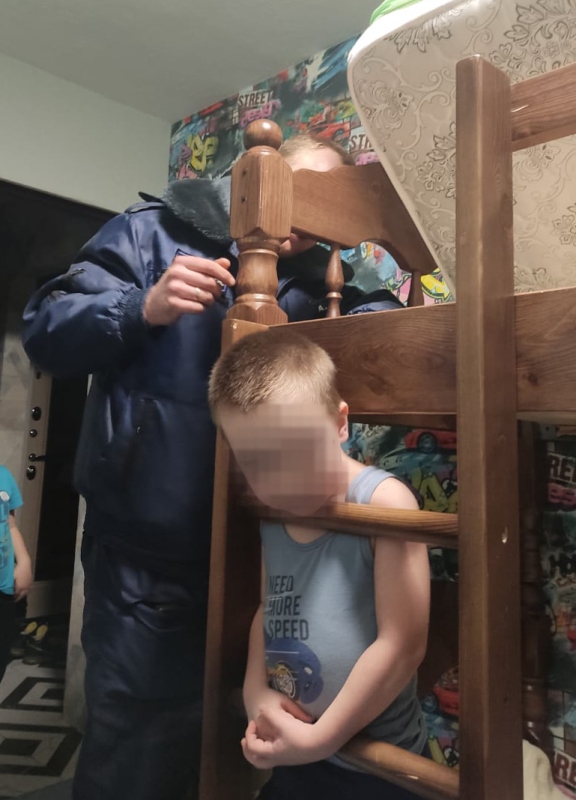 Спасатели ГКУ МО «Мособлпожспас» освободили ребенка, застрявшего головой в лестнице двухъярусной кровати