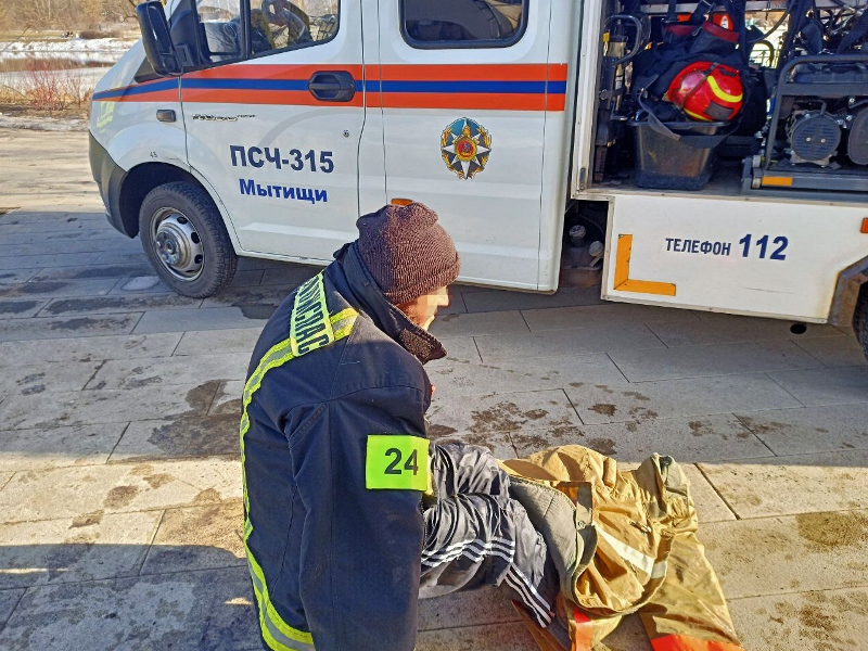 Работники ГКУ МО «Мособлпожспас» спасли рыбака, провалившегося под лед на реке Яузе в Мытищах