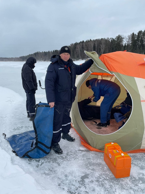 Работники ГКУ МО «Мособлпожспас» эвакуировали рыбака с травмой ноги со льда Озернинского водохранилища