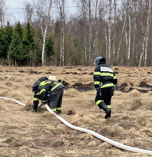 Пожарные ГКУ МО «Мособлпожспас» за выходные дни потушили четыре пала сухой травы