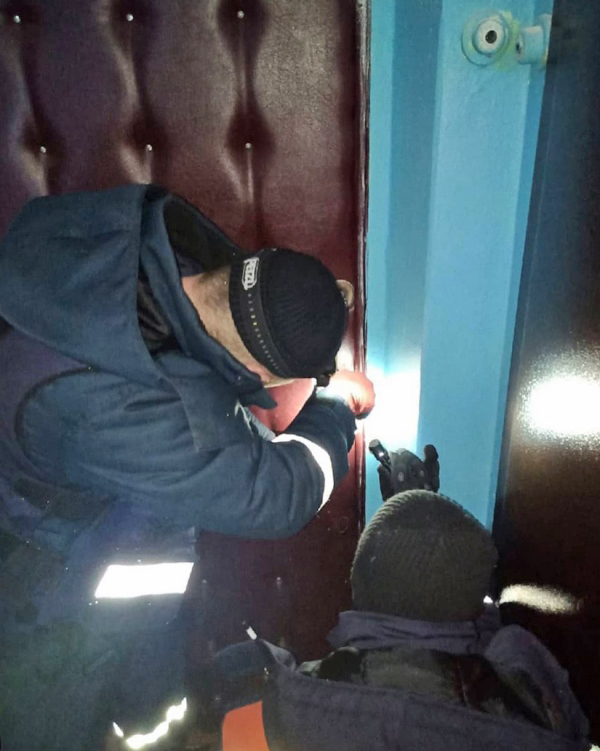 Спасатели ГКУ МО «Мособлпожспас» деблокировали дверь в квартиру, где находилась обездвиженная пожилая женщина